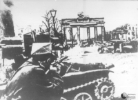 01-Classicism-Langhans-Brandenburger Tor (1792) (1945).jpg